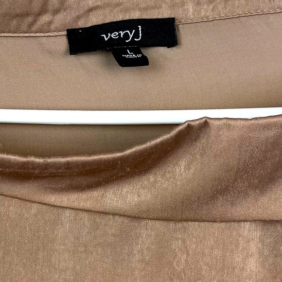 VERY J Unique Collared Shimmery Blouse Shoulder Buttons Large Funnel Neck - Picture 10 of 15